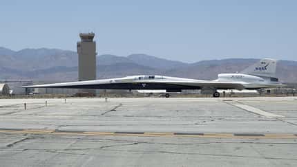 Die X-59 von Lockheed Martin hat in Palmdale ihre Rollversuche begonnen. 