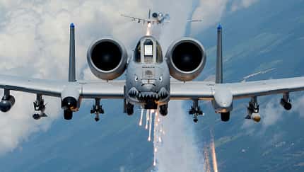 A-10 im Flug von vorne mit Flares