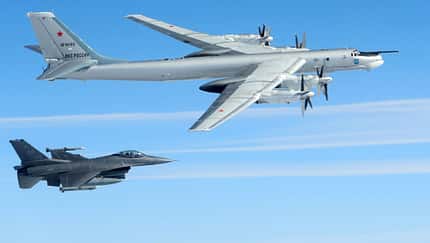 F-16 der USAF fliegt neben Tu-95 Bear