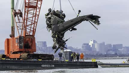 Das Wrack des abgestürzten Black Hawk-Hubschraubers wird aus dem Potomac River gezogen.