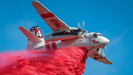S-2T von Cal Fire beim Wasserabwurf