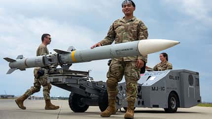 Soldaten befördern AIM-120 AMRAAM Flugkörper