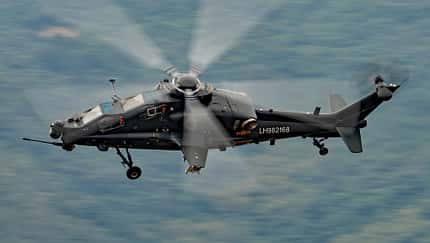Chinesischer Kampfhubschrauber Harbin Z-10 in Aktion.