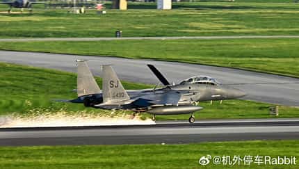 F-15E zieht Funkenspur bei der Landung
