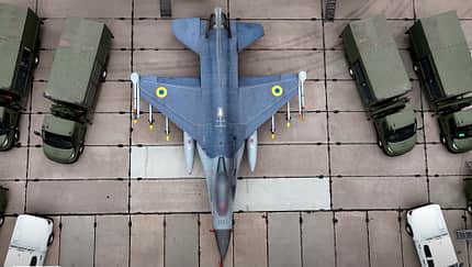 F-16 der ukrainischen Luftwaffe und Bodenfahrzeuge von oben gesehen