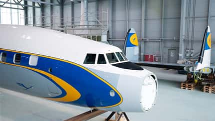 Lufthansa Lockheed Super Star bei der Lackierung im Originaldesign
