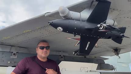 Abfangdrohne an Mikojan MiG-29 mit Person