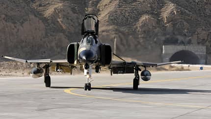 F-4E Phantom Iran rollt aus Bergfestung