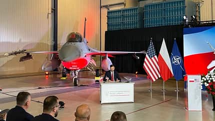 Minister unterschreibt Vertrag vor F-16