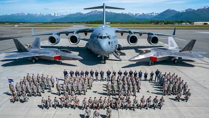 Gruppenbild vor C-17 und F-22 in Elmendorf
