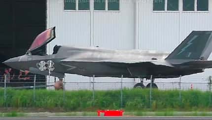 F-35B wird auf Flugplatz geschleppt