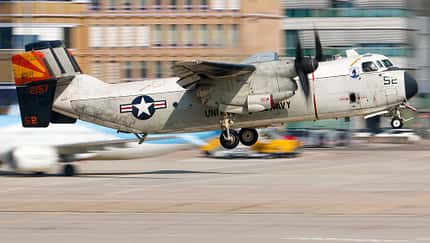 Grumman C-2 Greyhound in der Luft vor Airliner