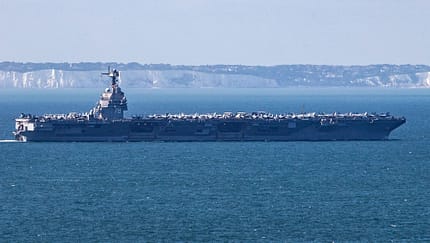 USS Gerald R. Ford vor Kreidefelsen von Dover