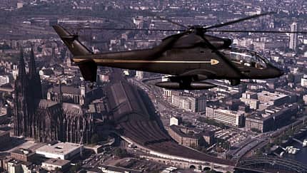 Sikorsky S-67 Blackhawk im Flug über Kölner dom