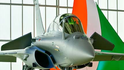 Rafale-Kampfjet in Halle vor indischer Flagge