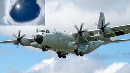 WC-130J Hercules der Hurricane Hunter und Auge des Hurricanes Erin (Montage)