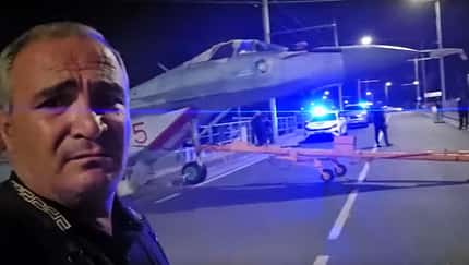 Sprecher mit verunglückter MiG-29 im Hintergrund