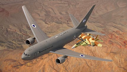 Boeing KC-46 im Flug mit F-15 Eagle bei der Betankung über Wüste (Computergrafik)