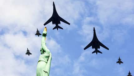 Formation zweier B-1B Lancer mit vier Gripen über Denkmal