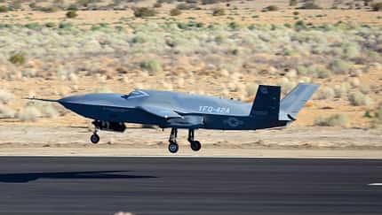 General Atomics YFQ-42A  in der Luft über der Startbahn