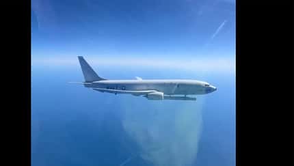 Boeing P-8 Poseidon im Flug mit ausgefahrenem AAS.System
