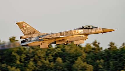F-16 aus Polen startet im Abendlicht