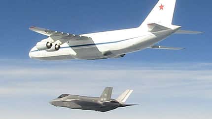 Antonow An-124 der russischen Luftwaffe über der Ostsee, abgefangen von italienischer F-35