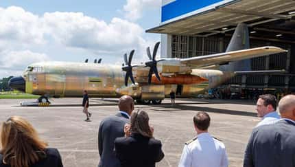 C-130J Hercules wird aus Halle gezogen