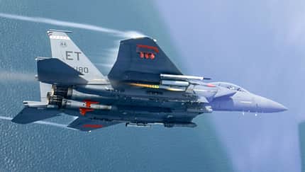 F-15E Eagle manövriert und feuert AGR-20 ab