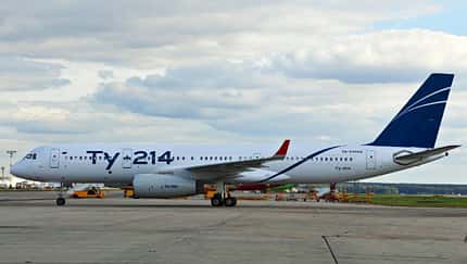 Reaktivierte, neu lackierte Tupolew Tu-214 RA-64549 für Red Wings Airlines.
