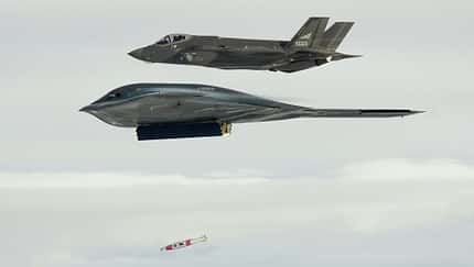 B-2-Bomber der USAF werfen vor Norwegen Bomben ins Meer.