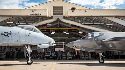 A-10 Thunderbolt II und F-35 Lightning II stehen Nase an Nase