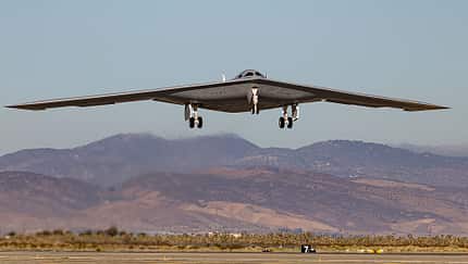 B-21, Raider, Northrop Grumman B-21 Raider nach dem Abheben vor Wüste