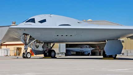 Northrop Grumman B-21 Raider am Boden mit zweiter Maschine im Hintergrund