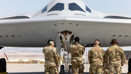 Northrop Grumman B-21 Raider von vorne mit Technikern