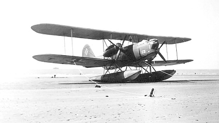 Heinkel He 59 an der Kanalküste bei Boulogne, am offenen Strand vertäut