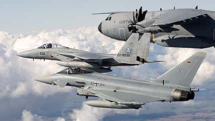 Luftaufnahme F-15J Eagle mit Eurofighter und A400M in Formation