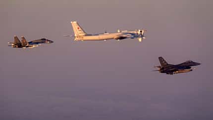 Tu-95 wird flankiert von F-16 und Su-35