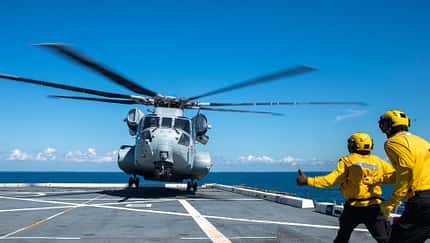 CH-53K King Stallion landet an Deck mit Einweisern