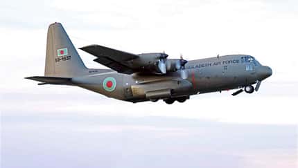 Ein militärisches Transportflugzeug der Bangladesh Air Force im Flug.