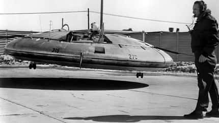 Avro Canada VZ-9 Avrocar in der Luft mit Techniker
