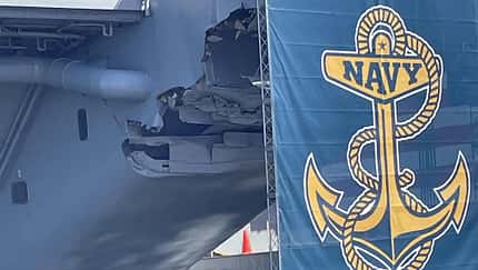 Loch im Flugzeugträger USS Truman.