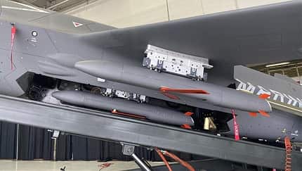 Marschflugkörper Ragnarök von Kratos am autonomen Kampfjet XQ-58 Valkyrie.