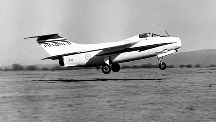 Ein schwarz-weiß Foto eines startenden oder landenden Strahlflugzeugs mit der Aufschrift 'Pulqui II' auf dem Heck.
