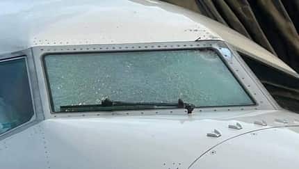 Boeing 73 MAX mit gerissener Cockpitscheibe nach mutmaßlichem Zusammenstoß mit Wetterballon. Boeing 73 MAX mit gerissener Cockpitscheibe nach mutmaßlichem Zusammenstoß mit Wetterballon.