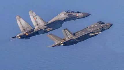 Indiens Su-30 im Luftkampf gegen britische F-35B.