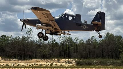 OA-1K, Skyraider II, USAF, AT-802, Air Tractor OA-1K Skyraider II im Landeanflug auf einen Behelfsflugplatz.
