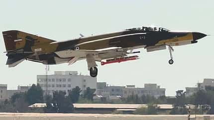 Die F-4E Block 58, 3-6646, der 61st TFS, die kürzlich bei IACI auf den Dowran-Standard aufgerüstet wurde, landet am 12. Oktober 2025 auf dem Flughafen Mehrabad, während sie eine inerte, aber mit einem Suchkopf ausgestattete iranische AMRAAM-Rakete transportiert. Die F-4E Block 58, 3-6646, der 61st TFS, die kürzlich bei IACI auf den Dowran-Standard aufgerüstet wurde, landet am 12. Oktober 2025 auf dem Flughafen Mehrabad, während sie eine inerte, aber mit einem Suchkopf ausgestattete iranische AMRAAM-Rakete transportiert.
