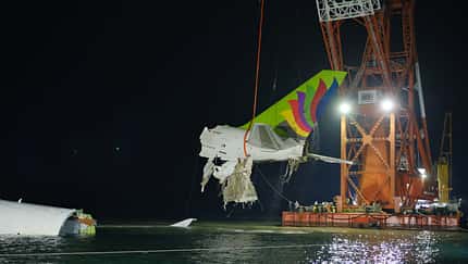 Schwimmkran nimmt verunglückten Jumbo an den Haken