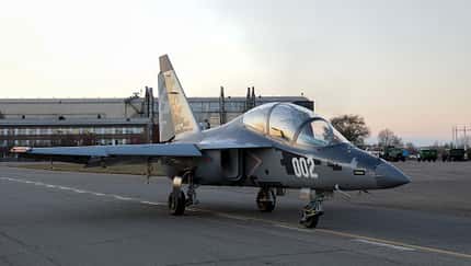 Jakowlew, Jak-130M Jakowlew Jak-130M am Boden vor Fabrikgebäude